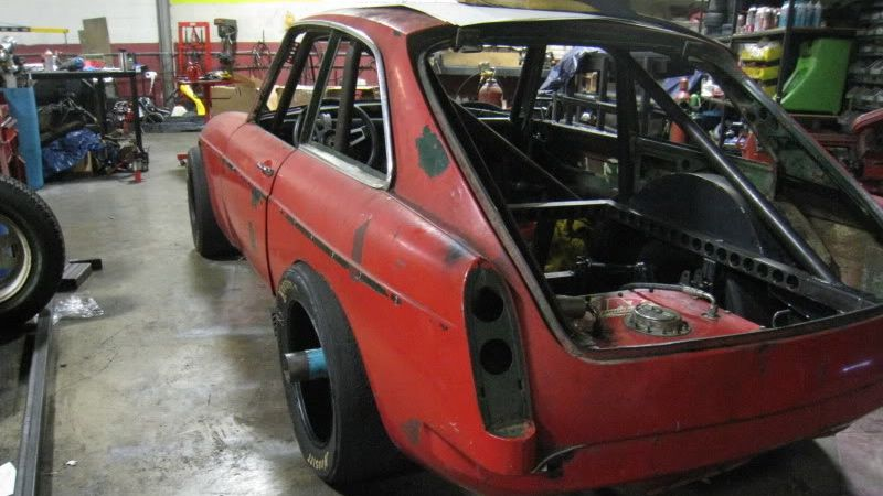 Illustration for article titled V12-powered MGB-GT project is the ultimate knuckle-buster
